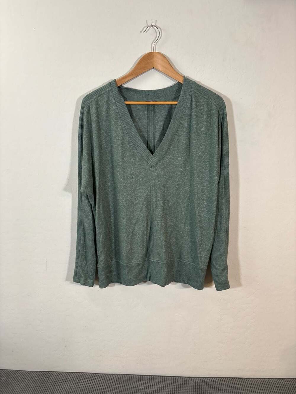 Buffalo David Bitton Green V-Neck Long Sleeve Knit Top Size L